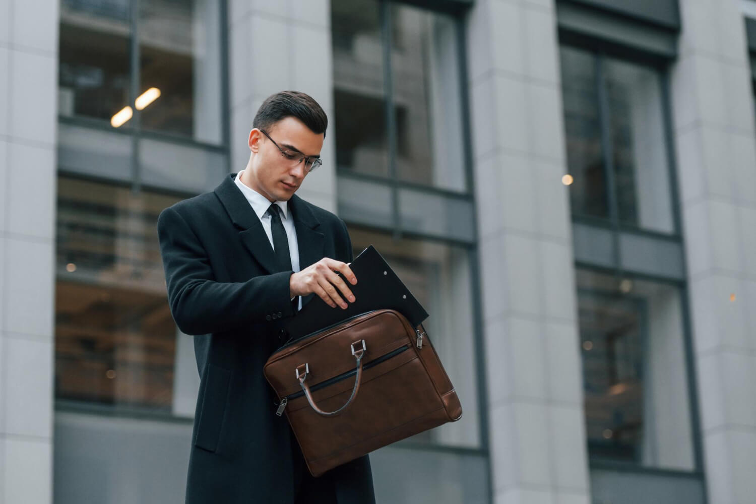 мужчины идет на новую работу после банкротства